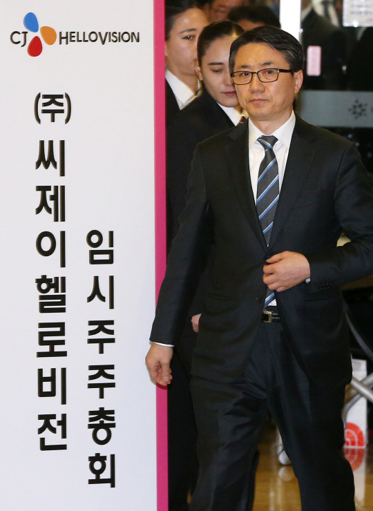 김진석 CJ헬로비전 대표이사가 26일 오전 서울 마포구 상암동 누리꿈스퀘어에서 열린 임시 주주총회를 마치고 SK브로드밴드와의 합병안이 가결됐다고 취재진에 밝히기 위해 총회장을 나서고 있다. <연합뉴스>